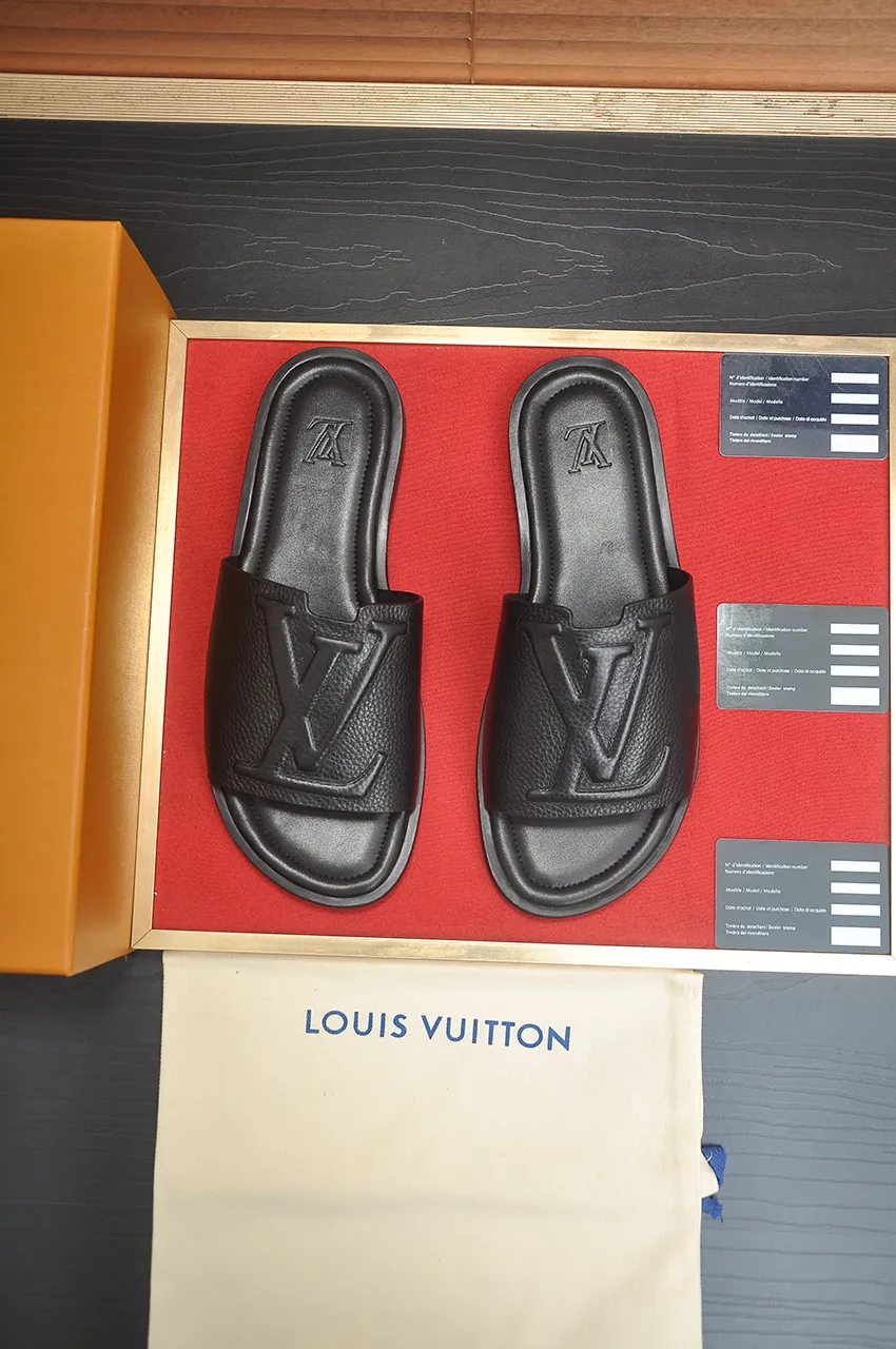 Men's men's shoes 💰340💶 [Louis Vuitton LV slippers] (high-end cowhide) counter 1:1 fashion style, a must-have for summer! The designer used LV’s iconic outsole. The original simple slippers instantly become fashionable! The upper is made of flexible special cowhide leather straps alternately, and the workmanship is exquisite! A must-have for stylish men in summer, size 38-46 (45 46 customized)
